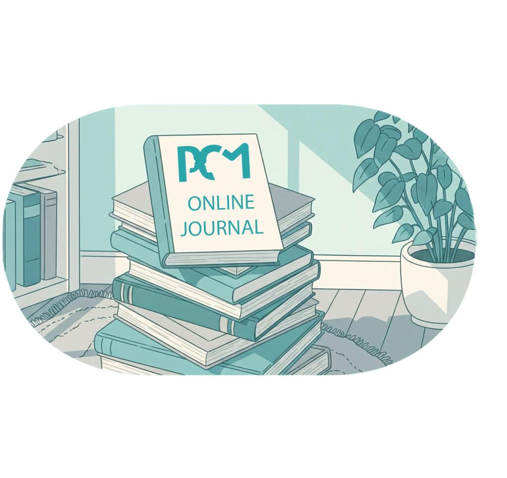 Illustration eines Stapels Bücher in einem gemütlich eingerichteten Raum mit Holzfußboden, Teppich und Zimmerpflanze. Auf dem obersten Buch steht in großen Buchstaben „PCM ONLINE JOURNAL“. Im Hintergrund befindet sich ein Bücherregal, durch ein Fenster fällt Tageslicht in den Raum.